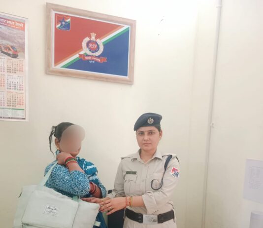 आरपीएफ द्वारा 10.50 लाख रुपये के सोने के आभूषण महिला यात्री को सुरक्षित सुपुर्द