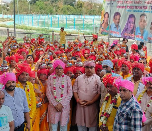 भव्य कलश यात्रा में उमड़े श्रद्धालु, पुष्प वर्षा कर किया स्वागत