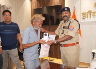 #Jhansi पुलिस द्वारा गुम हुए 18 लाख के मोबाइल फोन बरामद किए