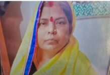 झांसी स्टेशन पर प्लेटफार्म पर ट्रेन से कट कर महिला की मौत