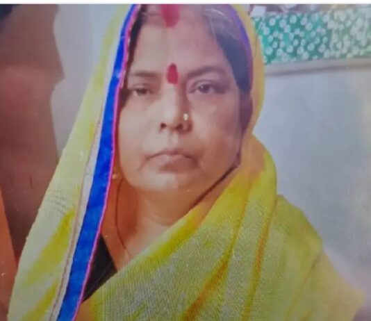 झांसी स्टेशन पर प्लेटफार्म पर ट्रेन से कट कर महिला की मौत