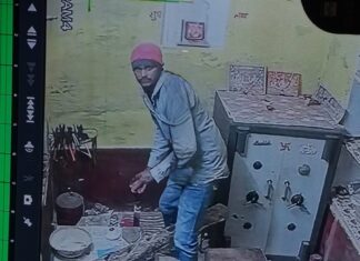 सर्राफ के घर व दुकान को खंगाल कर लाखों का माल उड़ाया