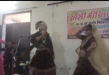 झांसी मीडिया क्लब के होली मिलन समारोह में काव्य धारा के साथ फूलों की होली ने धूम मचाई