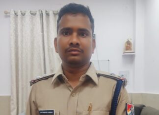 प्लेटफार्म पर आरपीएफ का फर्ज़ी दरोगा पकड़ा गया