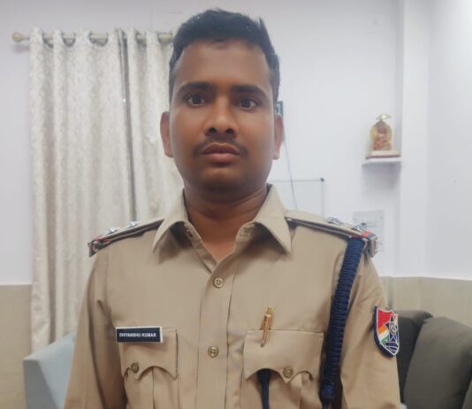 प्लेटफार्म पर आरपीएफ का फर्ज़ी दरोगा पकड़ा गया