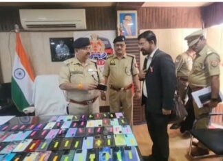 जीआरपी द्वारा गुम हुए 227 मोबाइल फोन्स बरामद