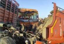 #Jhansi हाईवे पर डिवाइडर फांद कर ट्रक की बस से टक्कर, वैन भी भिड़ी