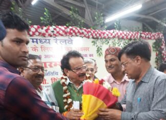 युएमआरकेएस द्वारा गाड़ी संख्या 20178 के क्र्यू, ट्रेन मैनेजर व केन्द्रीय मंत्री का स्वागत