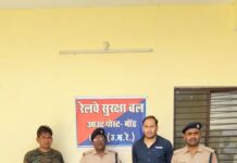 चोरी की रेल संपत्ति व बाइक सहित एक बाल अपचारी सहित दो गिरफ्तार