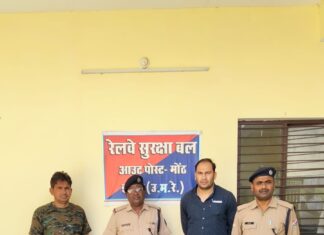 चोरी की रेल संपत्ति व बाइक सहित एक बाल अपचारी सहित दो गिरफ्तार