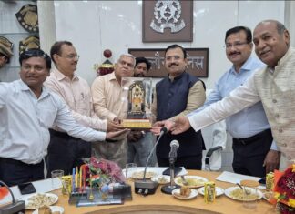 डीसीए द्वारा प्रशासनिक अधिकारियों व खिलाड़ियों का सम्मान