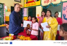 गुरुओं से आशीर्वाद लेकर भावुक मन से विदा हुए विद्यार्थी