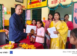 गुरुओं से आशीर्वाद लेकर भावुक मन से विदा हुए विद्यार्थी