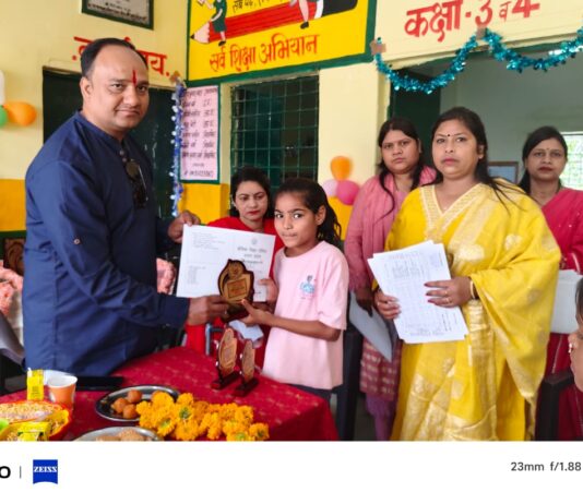 गुरुओं से आशीर्वाद लेकर भावुक मन से विदा हुए विद्यार्थी