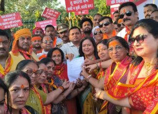 “झांसी में ‘हिन्दू बेटी बचाओ संघर्ष समिति’ ने सामाजिक सुरक्षा व कड़े कानूनों की मांग उठाई”