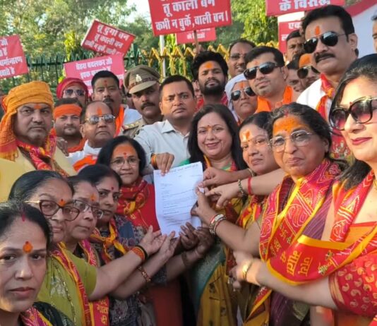 “झांसी में ‘हिन्दू बेटी बचाओ संघर्ष समिति’ ने सामाजिक सुरक्षा व कड़े कानूनों की मांग उठाई”