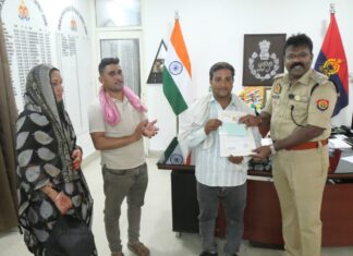 ई रिक्शा चालक ने ईमानदारी की ऐसी मिसाल पेश की कि सभी सराहना कर उठे