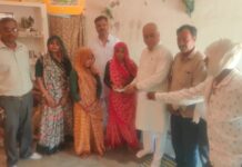 विद्युत करंट से मृतक के परिवार को आर्य समाज प्रधान ने दी आर्थिक सहायता