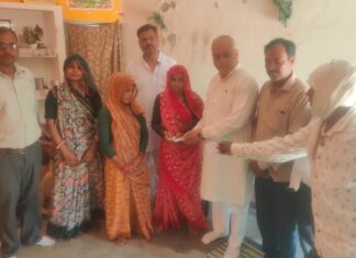 विद्युत करंट से मृतक के परिवार को आर्य समाज प्रधान ने दी आर्थिक सहायता