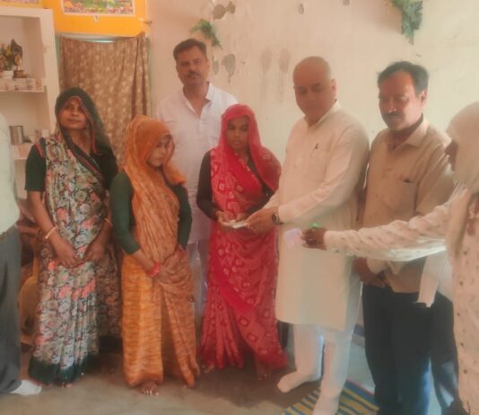 विद्युत करंट से मृतक के परिवार को आर्य समाज प्रधान ने दी आर्थिक सहायता