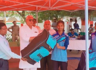 महिला क्रिकेट खिलाड़ियों का हुआ सम्मान, विधायक ने भेंट की क्रिकेट किट