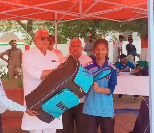 महिला क्रिकेट खिलाड़ियों का हुआ सम्मान, विधायक ने भेंट की क्रिकेट किट