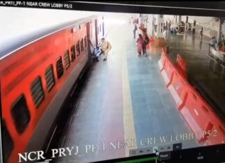 चलती ट्रेन में चढ़ने के प्रयास में गिरे यात्री की जान आरपीएफ हेड कांस्टेबल ने बचाई