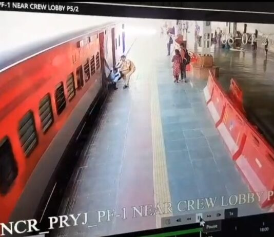 चलती ट्रेन में चढ़ने के प्रयास में गिरे यात्री की जान आरपीएफ हेड कांस्टेबल ने बचाई