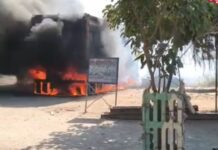 खड़े ट्रक में लगी भीषण आग, लाखों का सामान जलकर राख