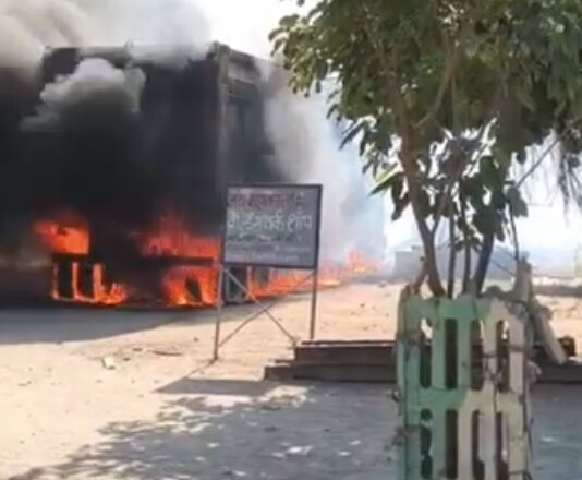 खड़े ट्रक में लगी भीषण आग, लाखों का सामान जलकर राख