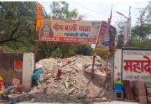 रेलवे का कारनामा : मंदिर का रास्ता बंद और बिल्डिंग मैटेरियल को रास्ता खुला ?