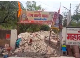 रेलवे का कारनामा : मंदिर का रास्ता बंद और बिल्डिंग मैटेरियल को रास्ता खुला ?