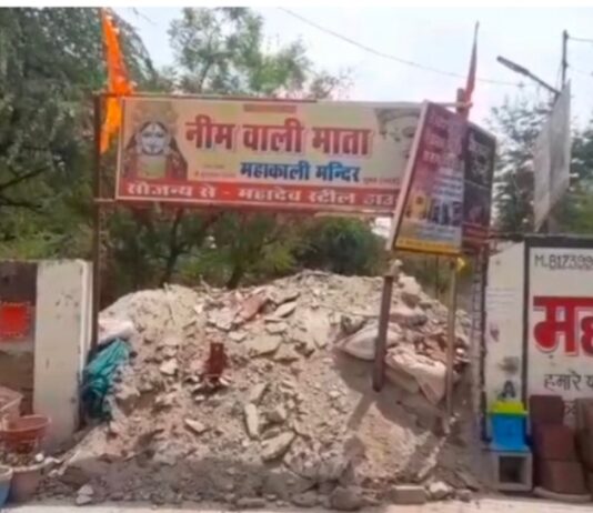 रेलवे का कारनामा : मंदिर का रास्ता बंद और बिल्डिंग मैटेरियल को रास्ता खुला ?