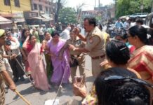 पुलिस से झूमा झटकी के बीच भाजपा महिला मोर्चा ने फूंके राहुल – अखिलेश के पुतले