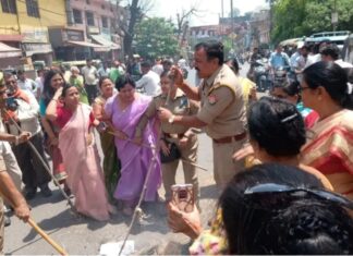 पुलिस से झूमा झटकी के बीच भाजपा महिला मोर्चा ने फूंके राहुल – अखिलेश के पुतले