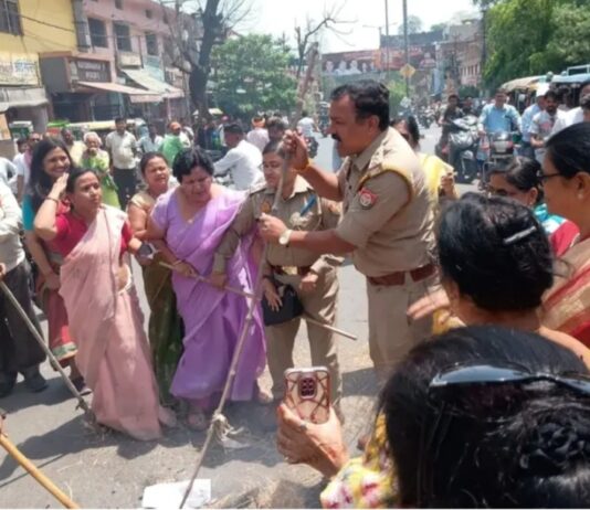 पुलिस से झूमा झटकी के बीच भाजपा महिला मोर्चा ने फूंके राहुल – अखिलेश के पुतले