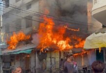 मऊरानीपुर में भीषण आग से तबाही, 6 दुकानें जल कर खाक