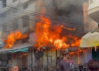 मऊरानीपुर में भीषण आग से तबाही, 6 दुकानें जल कर खाक