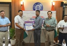 सतर्कता एवं उत्कृष्ट कार्य हेतु कर्मचारी को संरक्षा पुरस्कार प्रदान