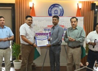 सतर्कता एवं उत्कृष्ट कार्य हेतु कर्मचारी को संरक्षा पुरस्कार प्रदान