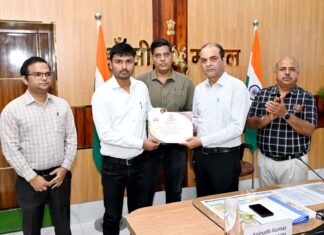 झांसी रेल मंडल में ‘एम्प्लॉयी ऑफ द मंथ’ से सम्मानित हुए राम कुमार राय