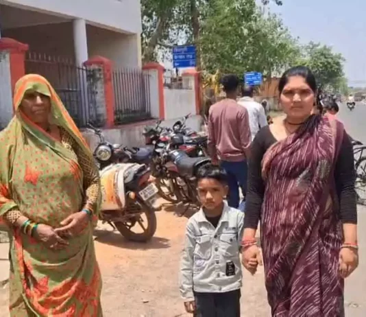 बीडा से मिला लाखों का मुआवजा, पत्नी व बेटे को छोड़ पति प्रेमिका के साथ रफूचक्कर