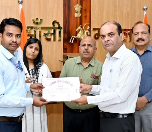 सतर्कता एवं उत्कृष्ट कार्य हेतु 12 कर्मचारियों को संरक्षा पुरस्कार प्रदान