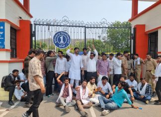 छात्रों ने विश्वविद्यालय के मुख्य गेट को 5 घंटे बंद रख किया प्रदर्शन