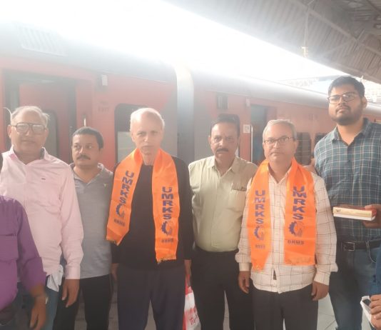 कोच्चि से लौटे बीएमएस के वरिष्ठ पदाधिकारियों का झांसी में अभिनंदन