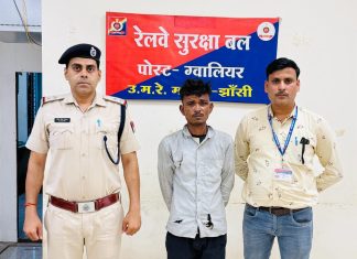 ताज एक्सप्रेस में पत्थरबाजी कर कांच क्षतिग्रस्त करने वाले को यात्रियों ने दबोचा