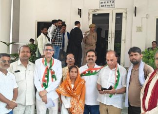 कांग्रेसियों ने पंखे एवं लालटेन लेकर प्रदर्शन किया