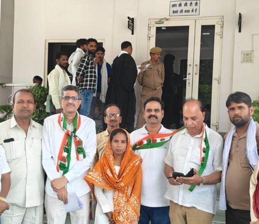 कांग्रेसियों ने पंखे एवं लालटेन लेकर प्रदर्शन किया