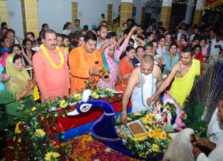 श्री श्री राधा-गोविंद ने मोर नौका में दिए दिव्य दर्शन, हजारों श्रद्धालु हुए भाव-विभोर