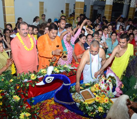 श्री श्री राधा-गोविंद ने मोर नौका में दिए दिव्य दर्शन, हजारों श्रद्धालु हुए भाव-विभोर